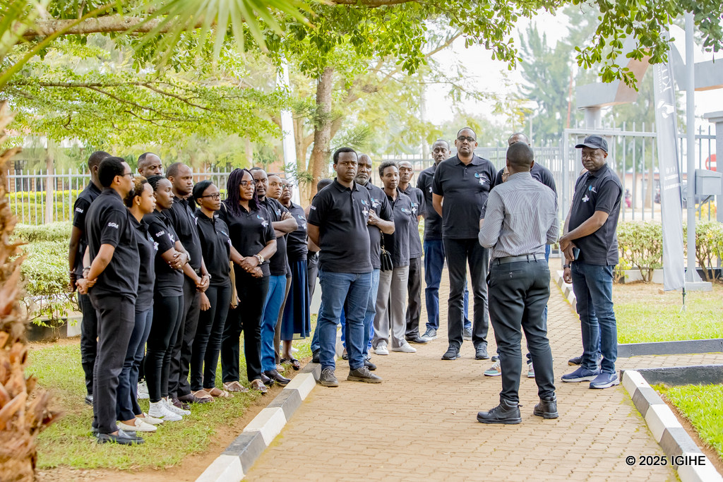 Abakozi ba Sager Ganza Microfinance Plc baganirijwe ku mateka yagejeje u Rwanda kuri Jenoside yakorewe Abatutsi mu 1994
