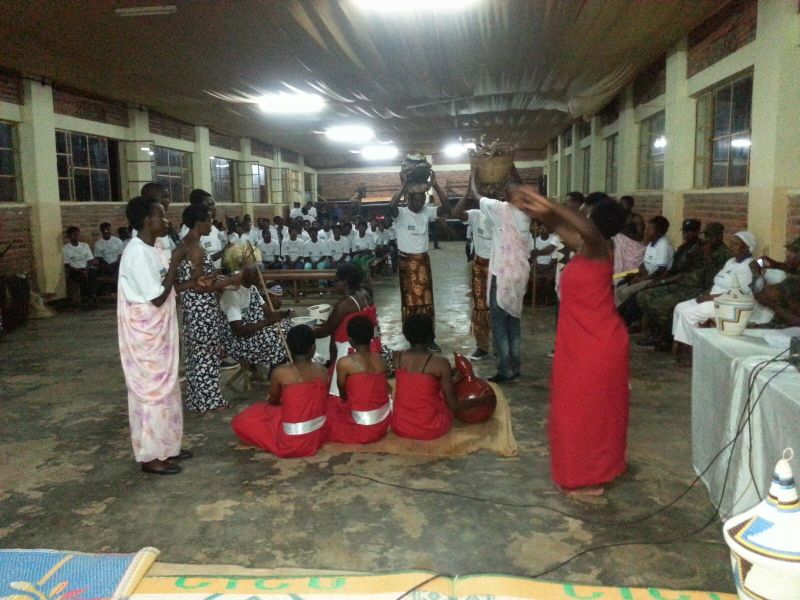 Aba banyeshuri nasabwe kuba intangarugero mu muryango