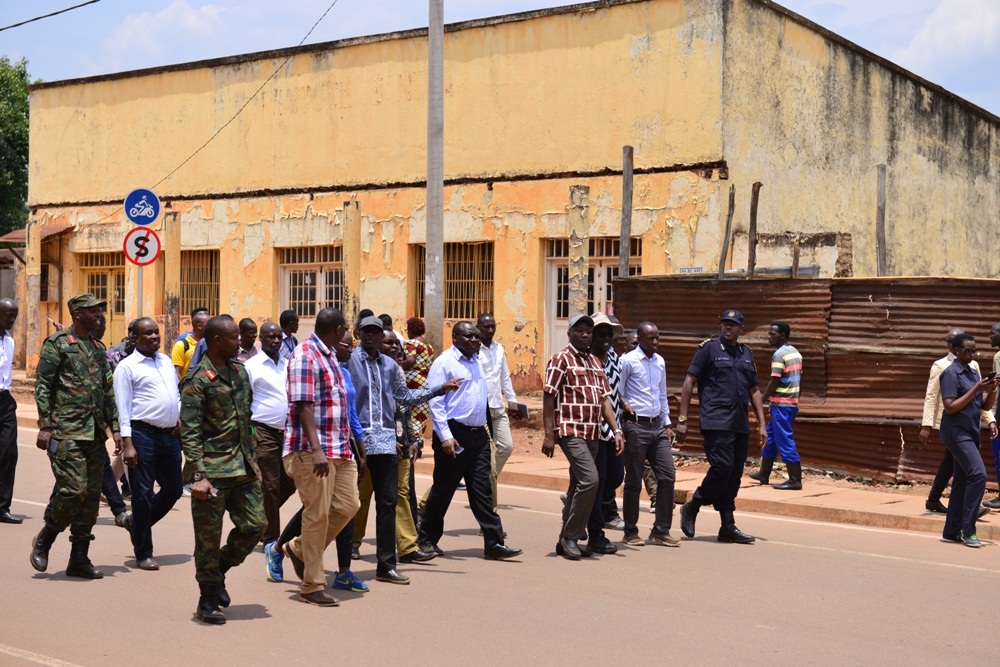 Minisitiri w'Intebe Dr Edouard Ngirente aheruka gusura Umujyi wa Huye ari kumwe n'abayobozi batandukanye