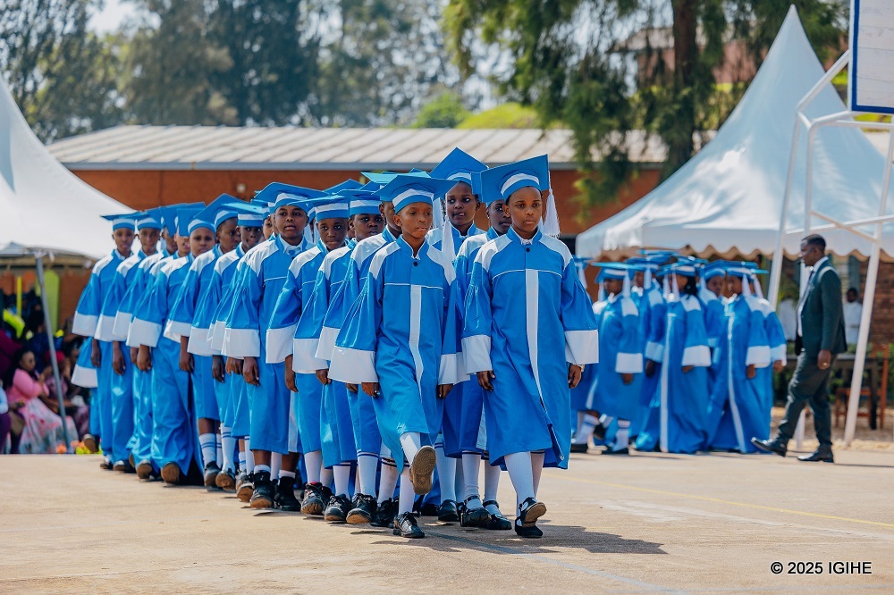 Abanyeshuri batambukaga ku murongo nta kubusanya