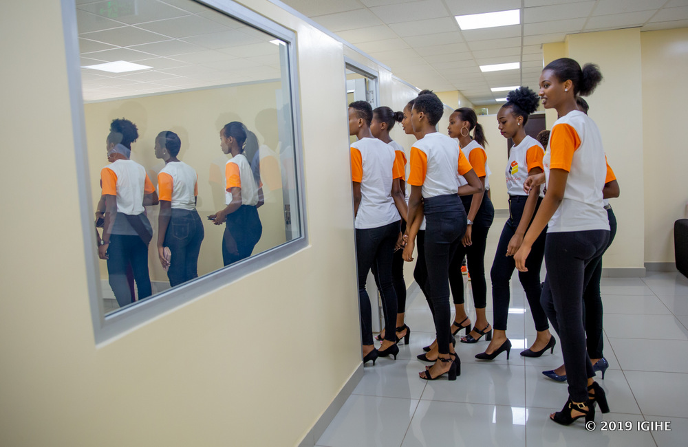 Bazengurutse ibice bitandukanye by'inyubako ya Cogebanque