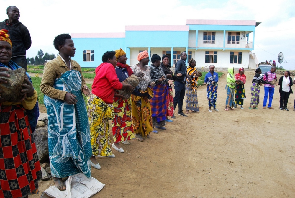 Abaturage n'ubuyobozi bafatanyije gukora umuganda usoza ukwezi