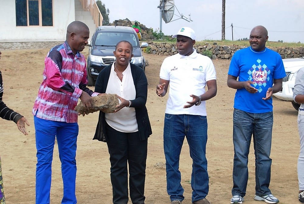 Abayobozi bafashije abaturage gutunda amabuye mu gikorwa cy'umuganda