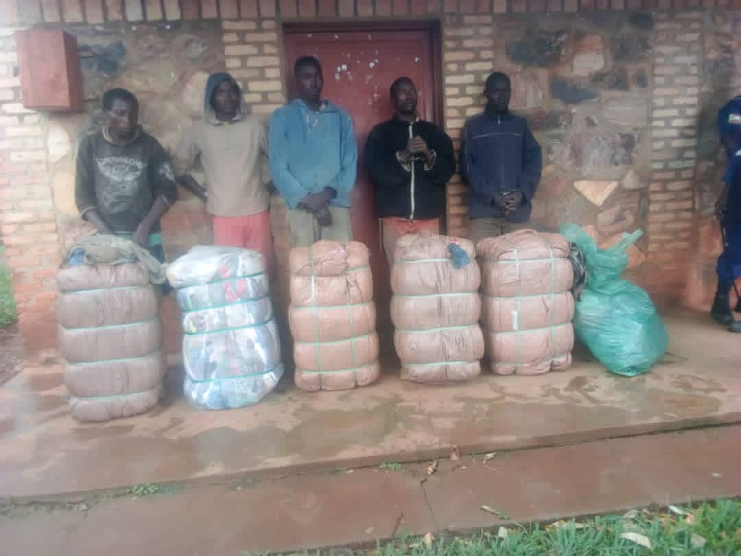 Abarundi bafatanywe imyenda ya caguwa bacuruzaga mu Rwanda