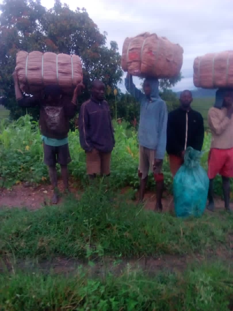 Polisi y'u Burundi yatangaje ko iyi myenda bayicuruzaga mu buryo butemewe