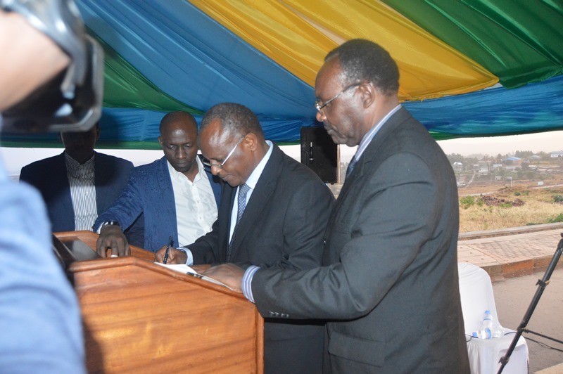 Bède Bedetse ashyira umukono ku masezerano