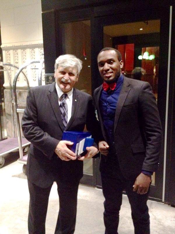 Nyuma yo kuririmba, The Ben yanifotoje ari kumwe na Romeo Dallaire.