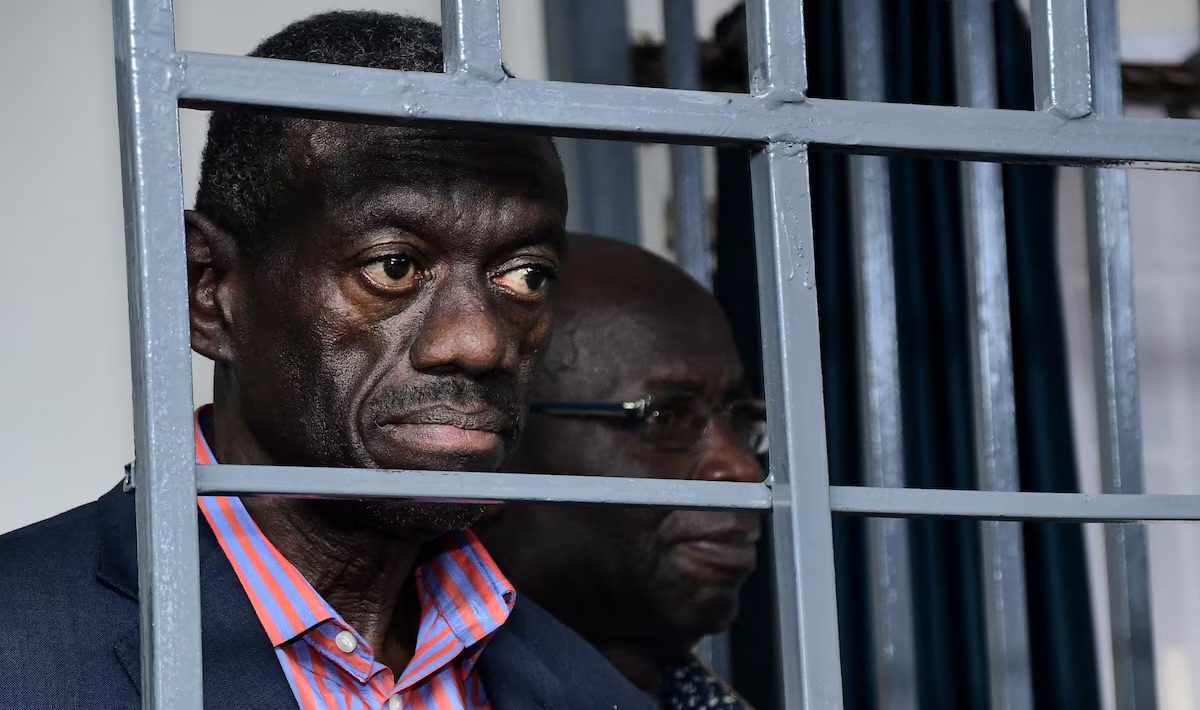 Dr Kiiza Besigye yakemanze ubushobozi bw'abavoka ba Leta, yemeza ko ashoboye kwiyishyira abe yizeye