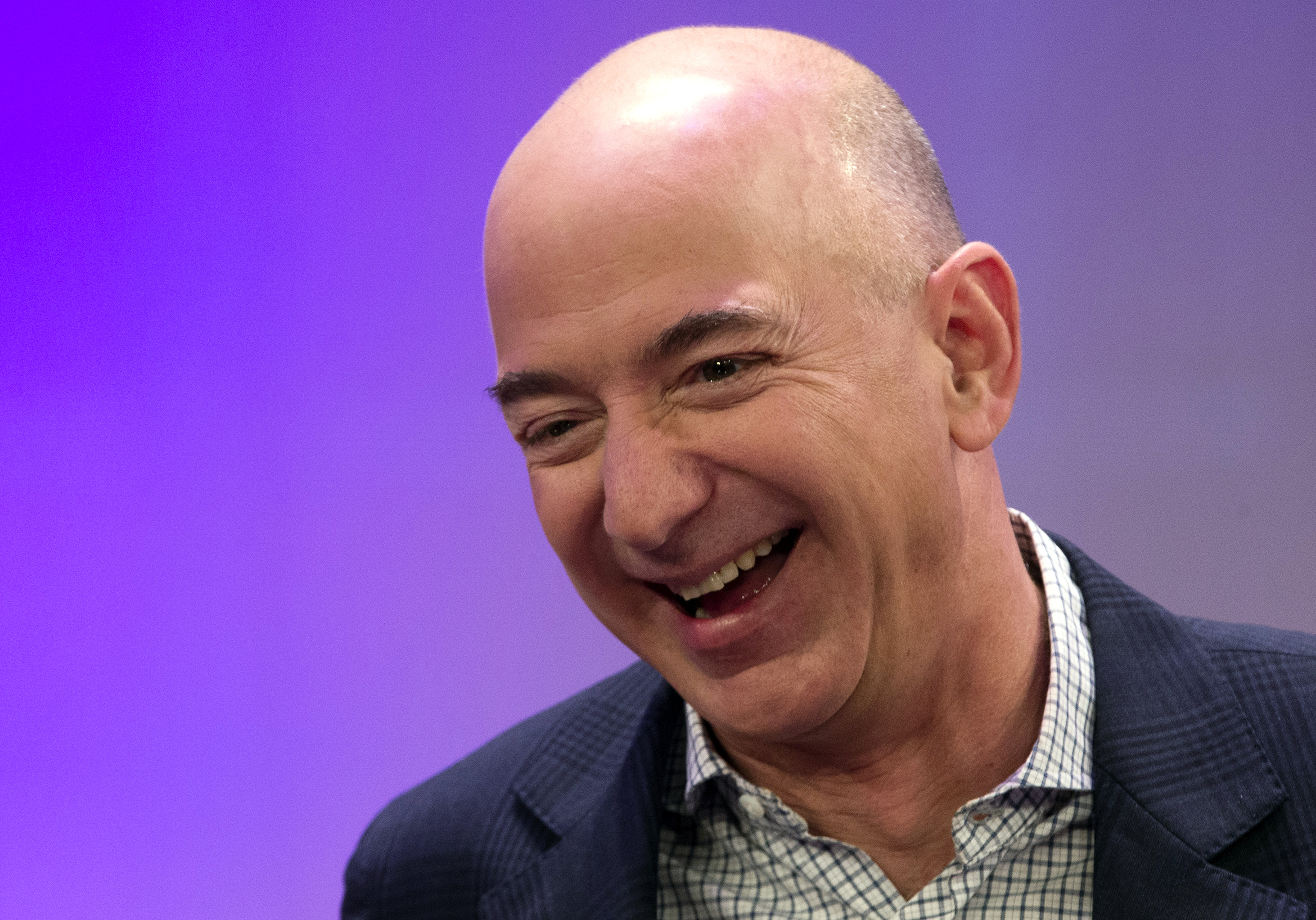 Umuherwe Jeff Bezos, yamaze kugira umutungo ubarirwa kuri miliyari 100 z’amadorali