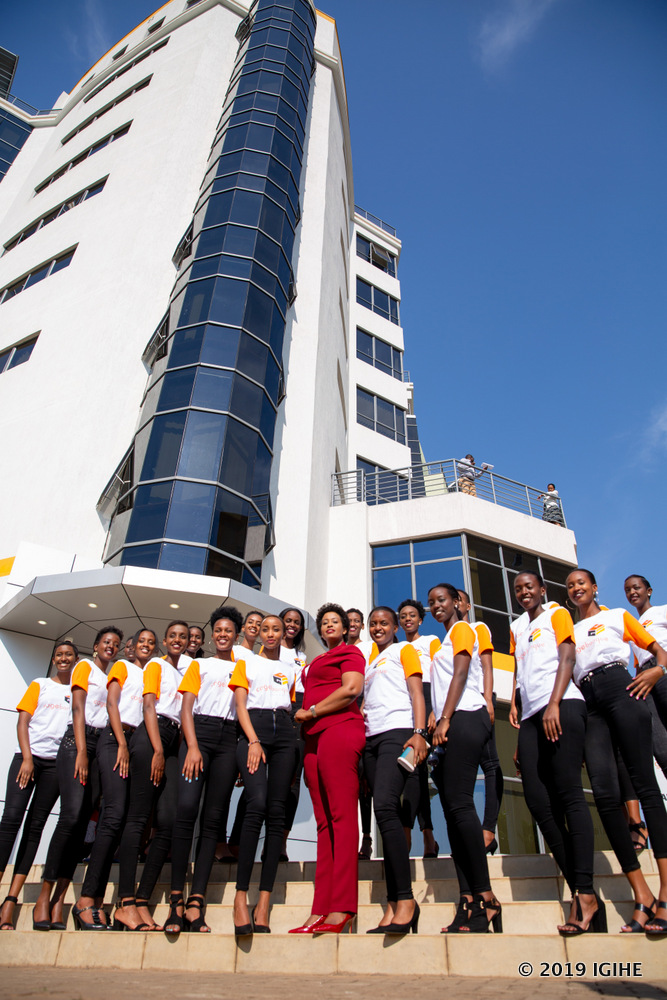 Mu ifoto y'urwibutso nyuma yo gusura icyicaro cya Cogebanque izahemba Miss Rwanda