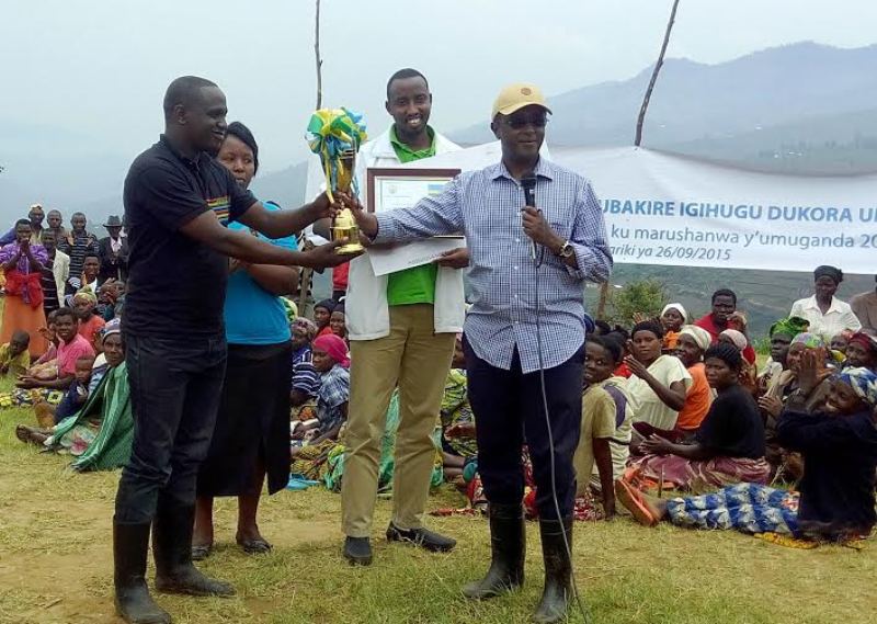 Minisitiri Biruta ashyikiriza umurenge wa Nyabibona igihembo watsindiye