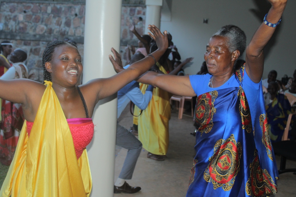 Bishimanye bacinya akadiho n'ikinimba