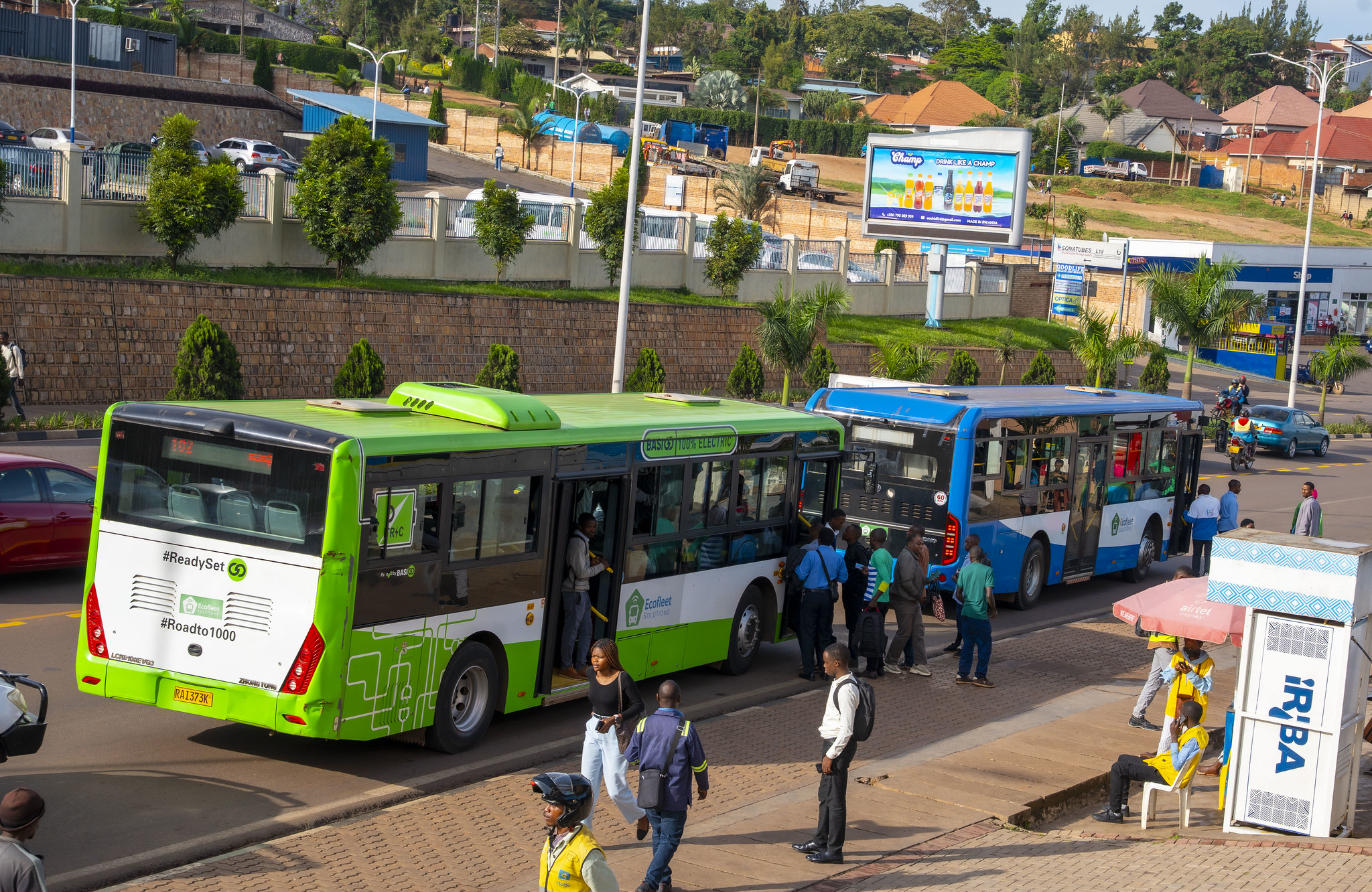Abafite imodoka zabo bagirwa inama yo kuzisiga mu bice byagenwe bakagenda muri bisi berekeza ku kazi
