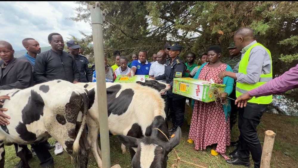 Guverineri Mugabowagahunde ashima uko batanze inka ku miryango yabanye n'inkotanyi