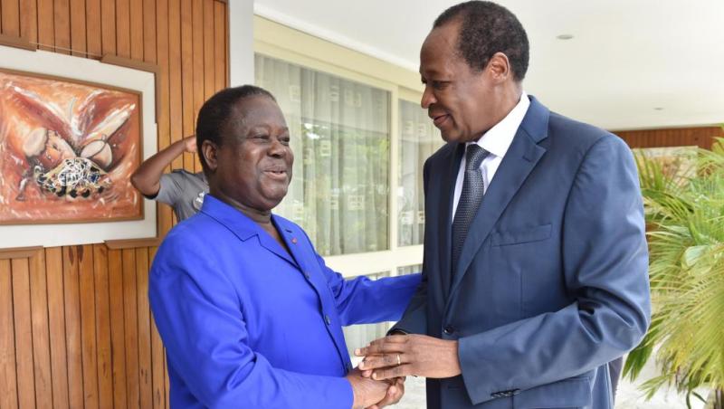 Blaise Compaoré wabaye Perezida wa Burkina Faso(iburyo) asuhuzanya na Henri Konan Bédié wayoboye Côte d’Ivoire