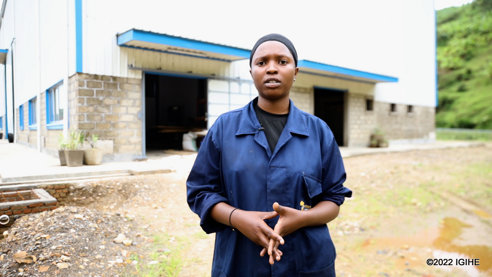 Izabayo Habiba ni umwe mu basaga 80 bahawe akazi muri uruganda rushya rukora ubwato mu Rwanda