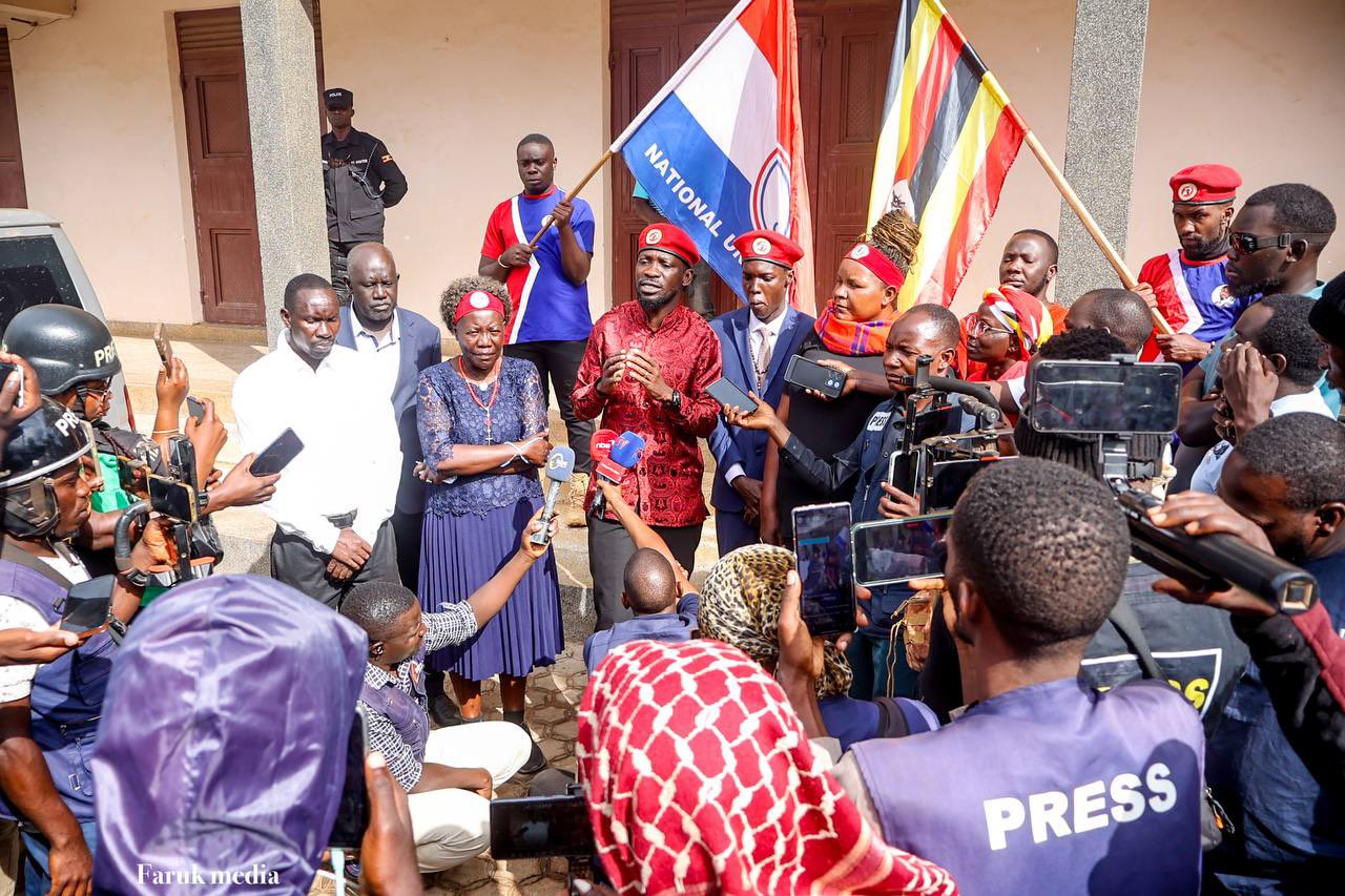 Bobi Wine yasobanuye ko abapolisi bashakishaga Tower, bakeka ko yabibiye ibikoresho