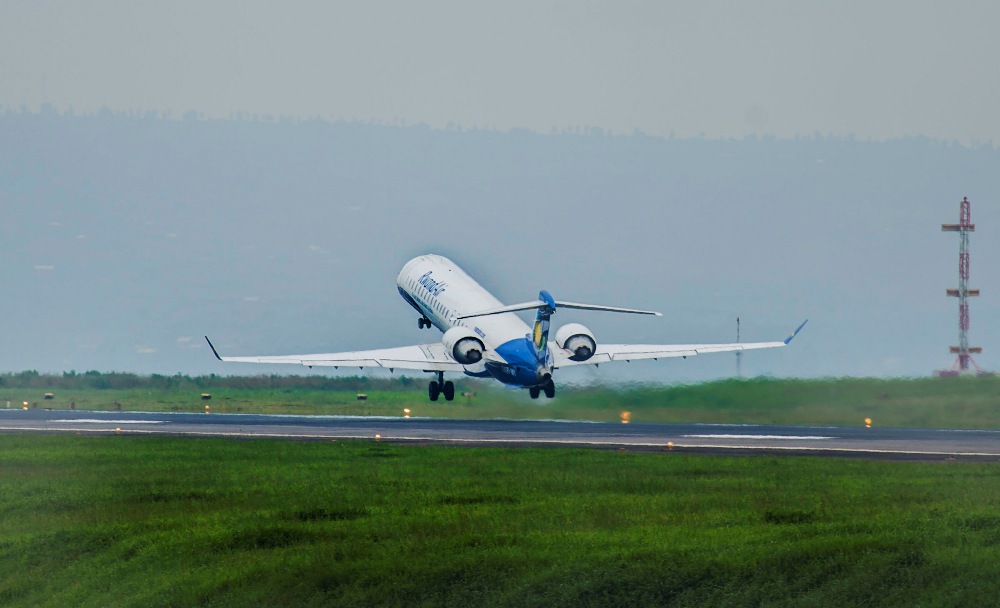 Bombardier CRJ-900 ihaguruka ku kibuga cya Kigali