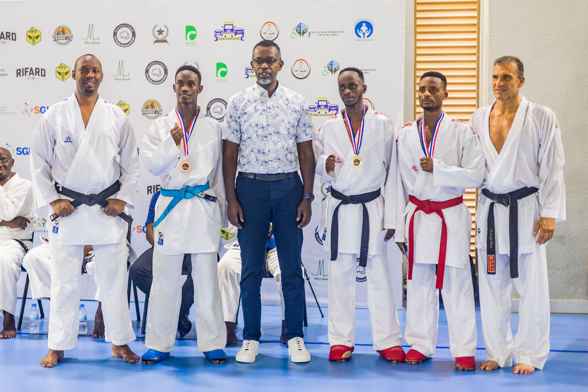 Minisitiri Nyirishema, Niyongabo Damien uyobora FERWAKA na Christophe Pinna bifotozanya n'abakinnyi bitwaye neza mu irushanwa “2nd Grand Prix JKA-Rwanda”
