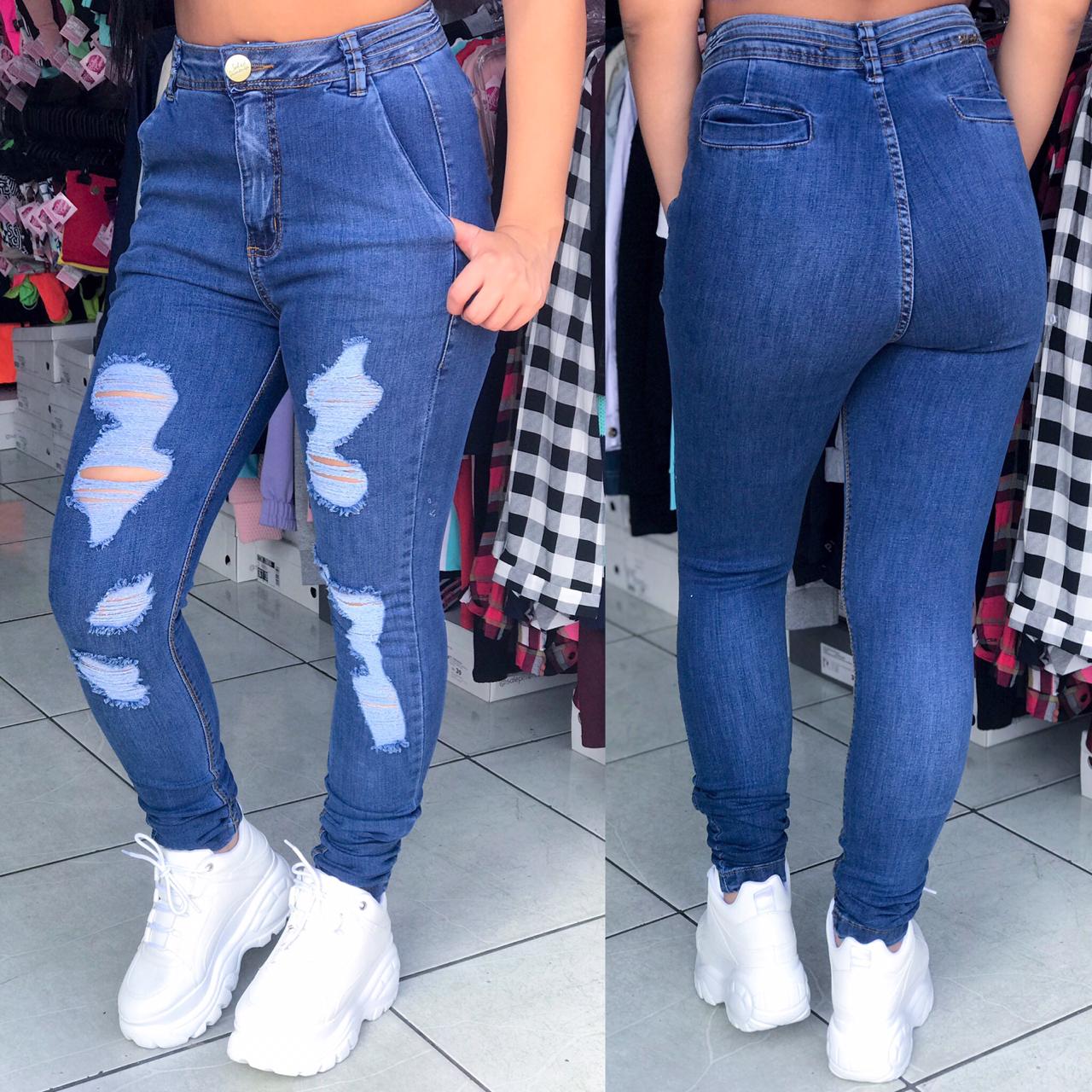 Hari abakobwa cyangwa abagore bambara Boyfriend Jeans bashaka kugaragaza ikimero cyabo