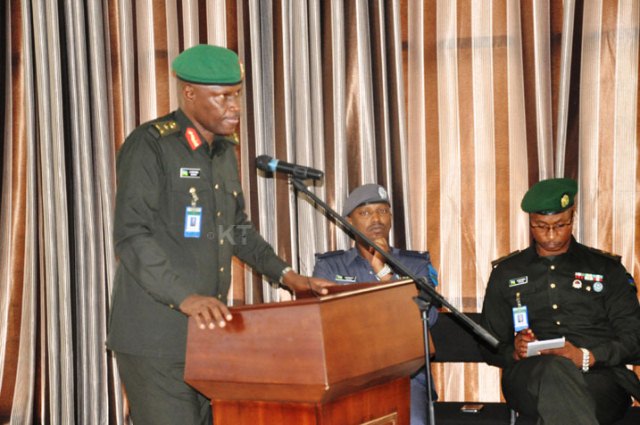 Brig.Gen. Karamba (uhagaze) yagizwe Umugaba w’Ingabo zirwanira mu kirere