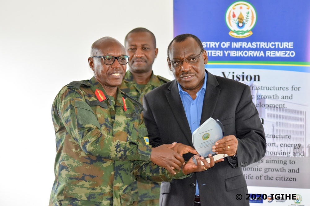 Umuyobozi w'Ishuri Rikuru rya Gisirikare rya Nyakinama (RDF-SCSC), Brig General Didas Ndahiro aha impano Minisitiri w'Ibikorwaremezo, Amb. Gatete Claver