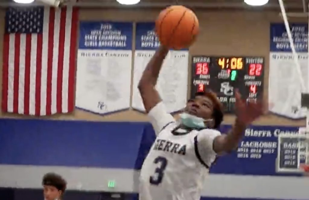 Bryce James w'imyaka 14, yateye dunk ya mbere mu ijoro ryo ku wa Kane