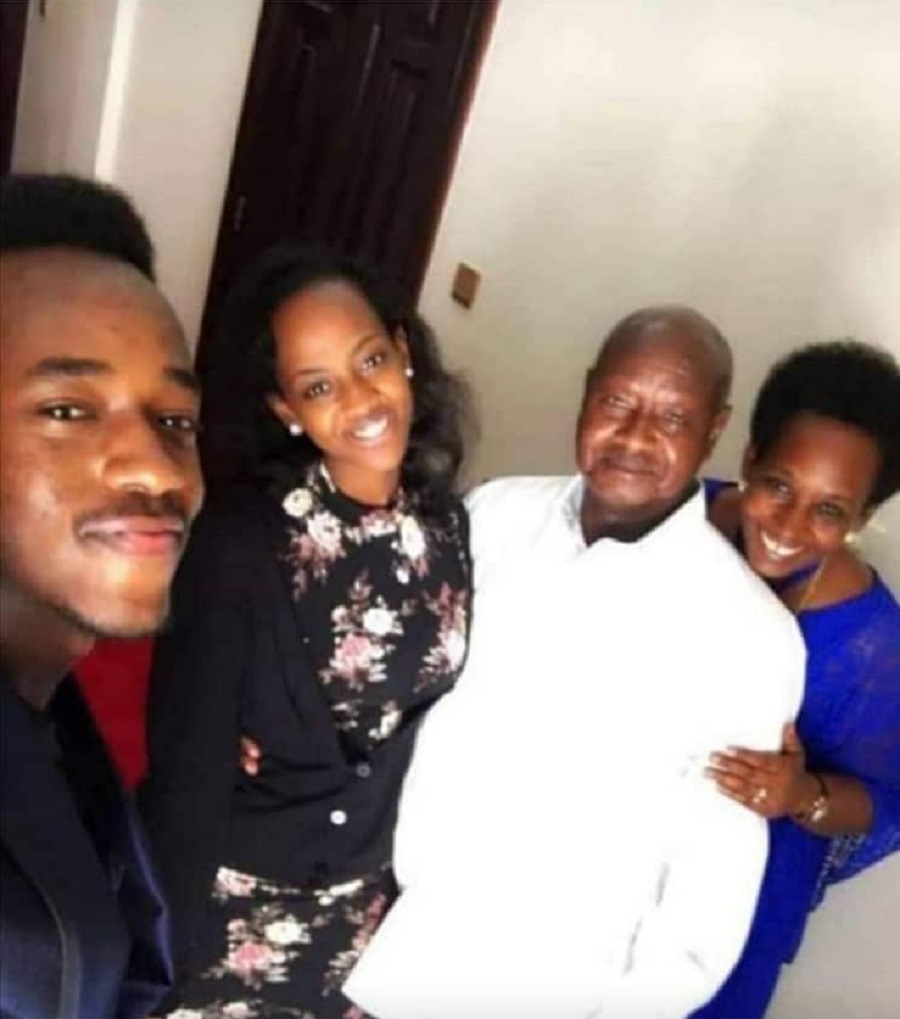 Aha Angela Kakishozi yari ari kumwe na se (Museveni), nyina na musaza we, Joel