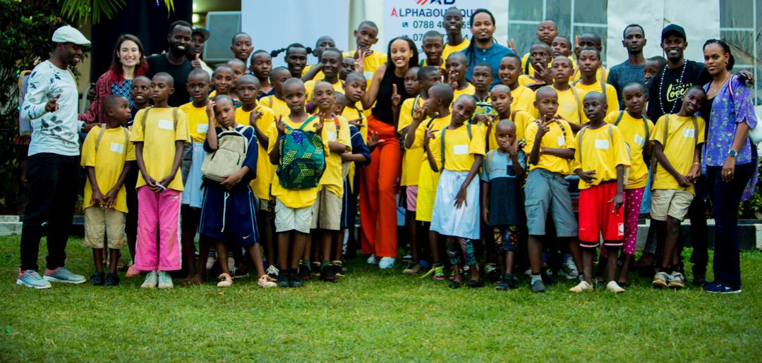 Abagize umuryango wa 'YB Foundation' batangiye kusa ikivi cya Yvan Buravan wakundaga gufasha basangira Noheli n'abana bo ku muhanda