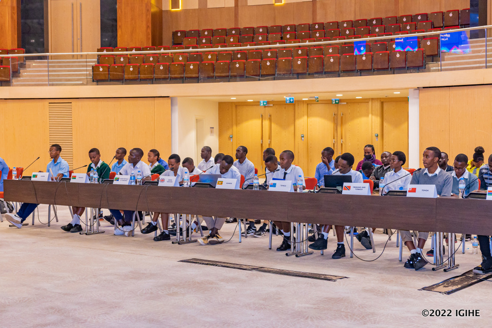 Buri munyeshuri yari ahagarariye igihugu