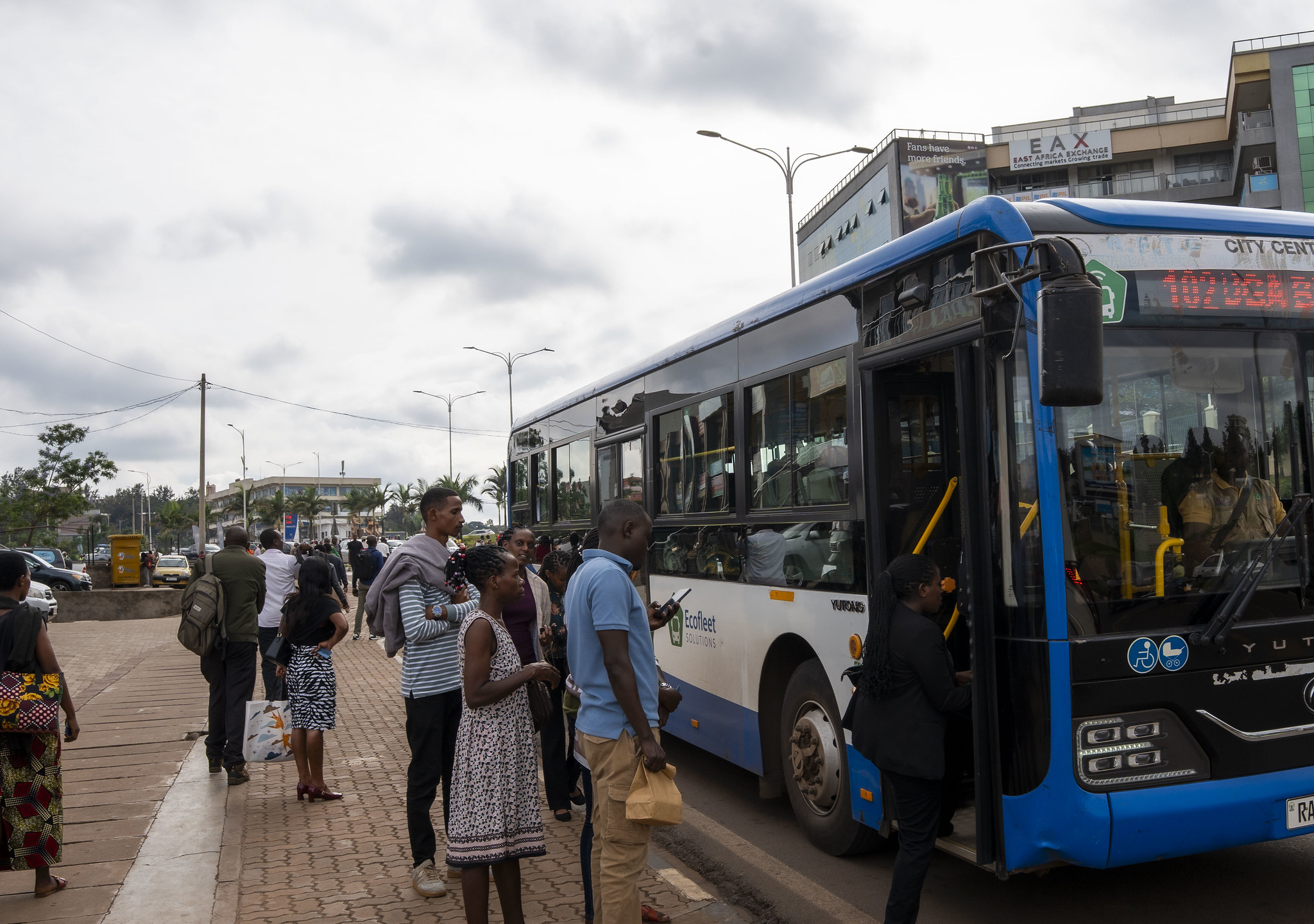 Abanyarwanda bakangurirwa gukoresha bisi rusange mu ngendo nyinshi bakora bagamije gukoresha neza ibikomoka kuri peteroli