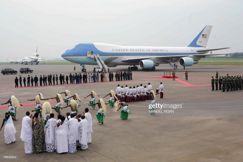 Air Force One yari itwaye Bush n'umufasha we yageze ku Kibuga Mpuzamahanga cy'Indege cya Kigali i Kanombe mu gitondo cya tariki 19 Gashyantare 2008
