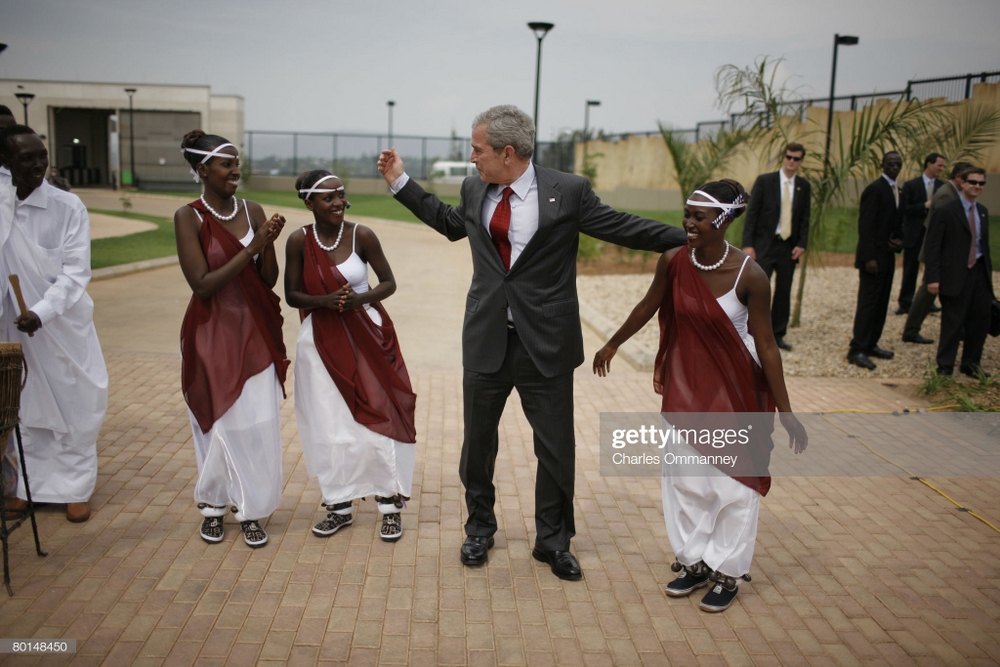 Inyubako za ambasade zimaze gufungurwa, Bush yashimiye intore n'ababyinnyi Nyarwanda bari basusurukije ibirori