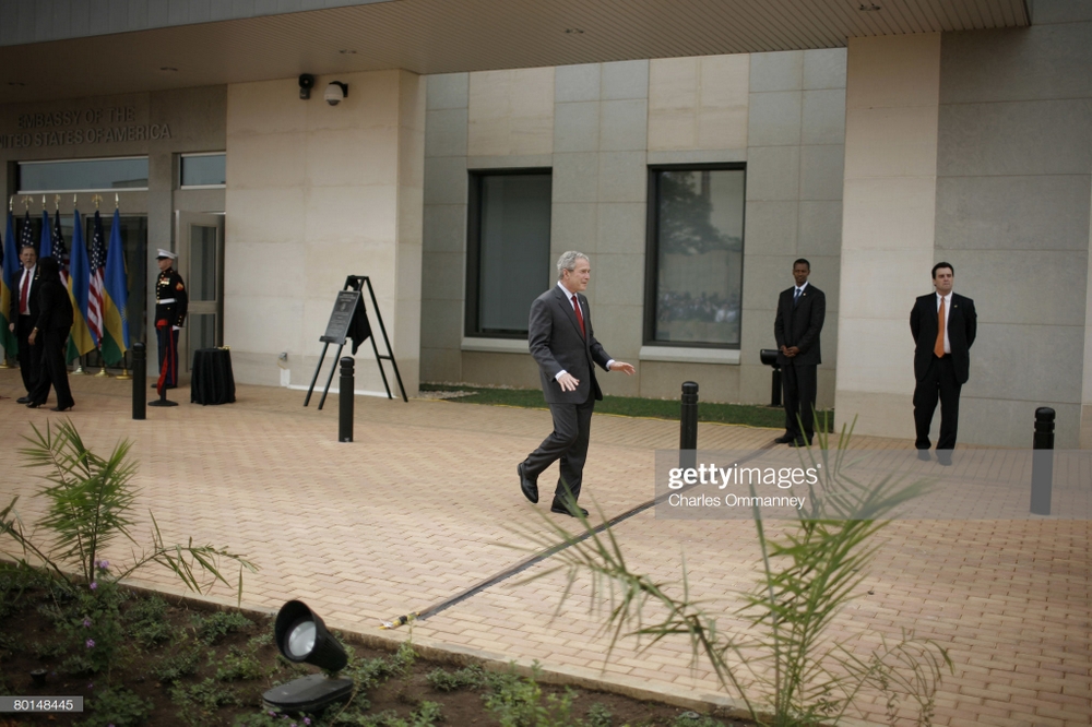 Ku gicamunsi, Bush yatashye inyubako nshya za Ambasade ya Amerika yari ivuye muri Nyarugenge igiye Kacyiru