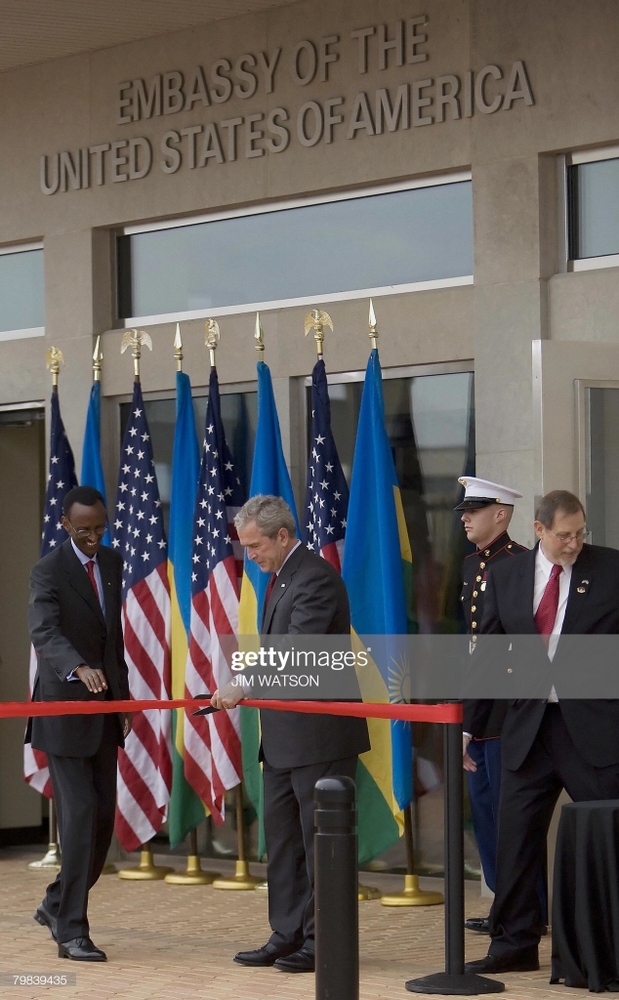 Perezida Kagame na Bush ubwo bafunguraga ku mugaragaro inyubako nshya za ambasade ya Amerika mu Rwanda
