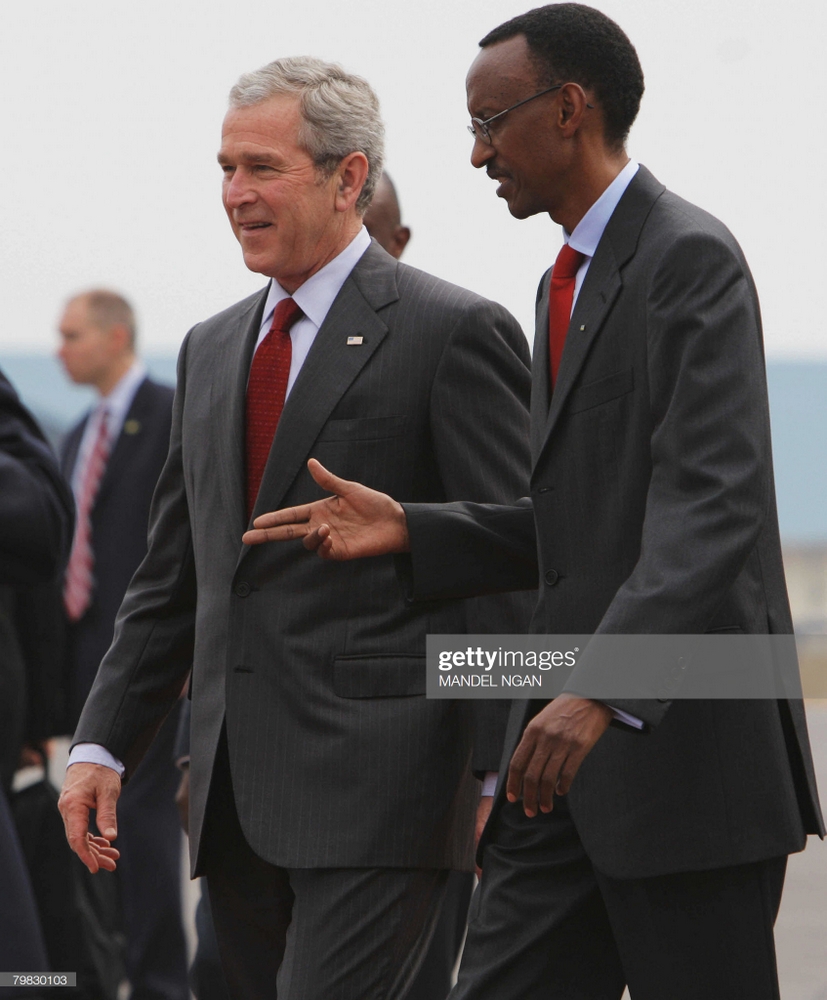 Perezida Kagame aganira na Bush ubwo yari amaze kumwakira i Kanombe