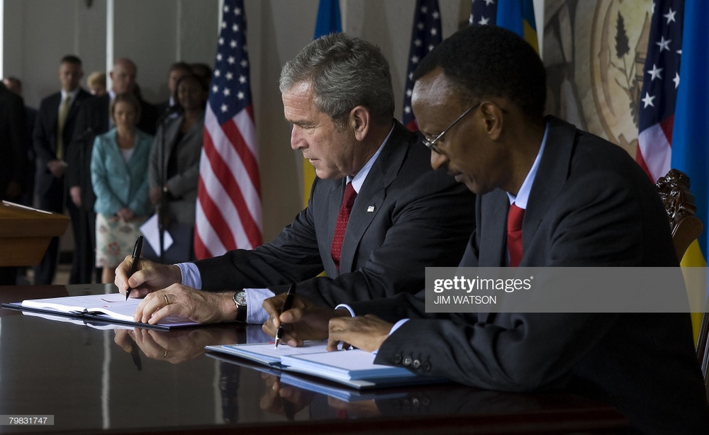 Perezida Kagame na Bush basinye amasezerano agamije gutuma ibihugu yombi bikorana mu ishoramari n'ubucuruzi