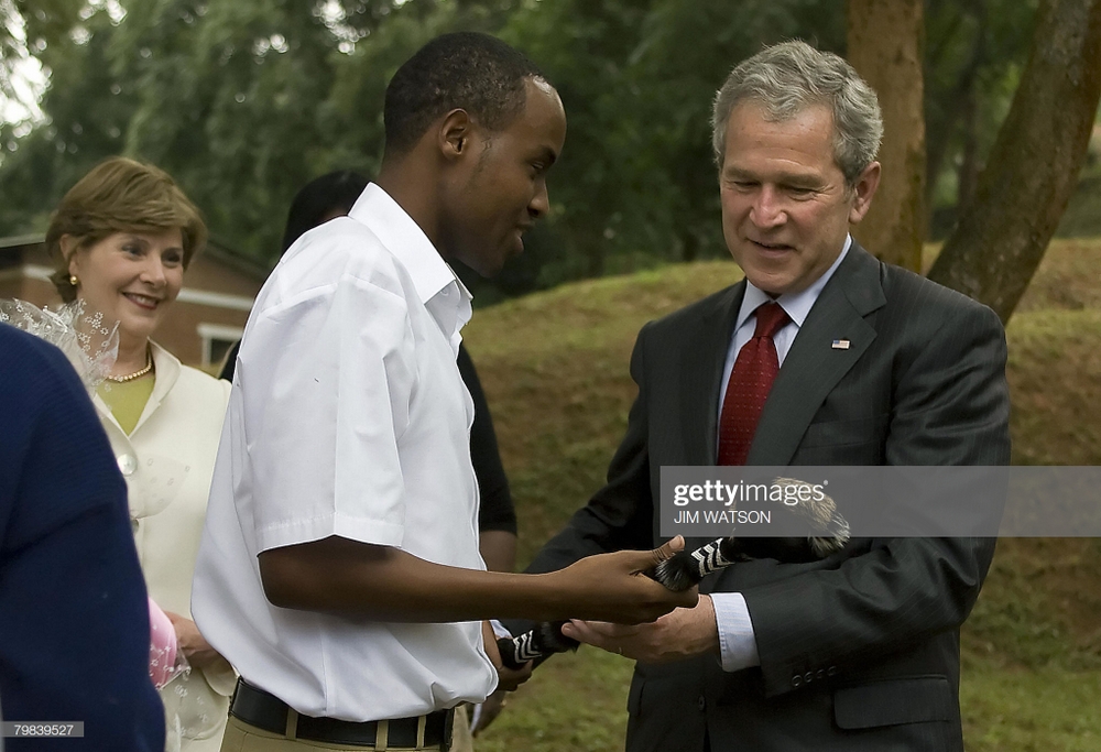 Mbere yo kuva muri Lycée de Kigali, abanyeshuri bahaye Bush impano y'inkoni ya Kinyarwanda