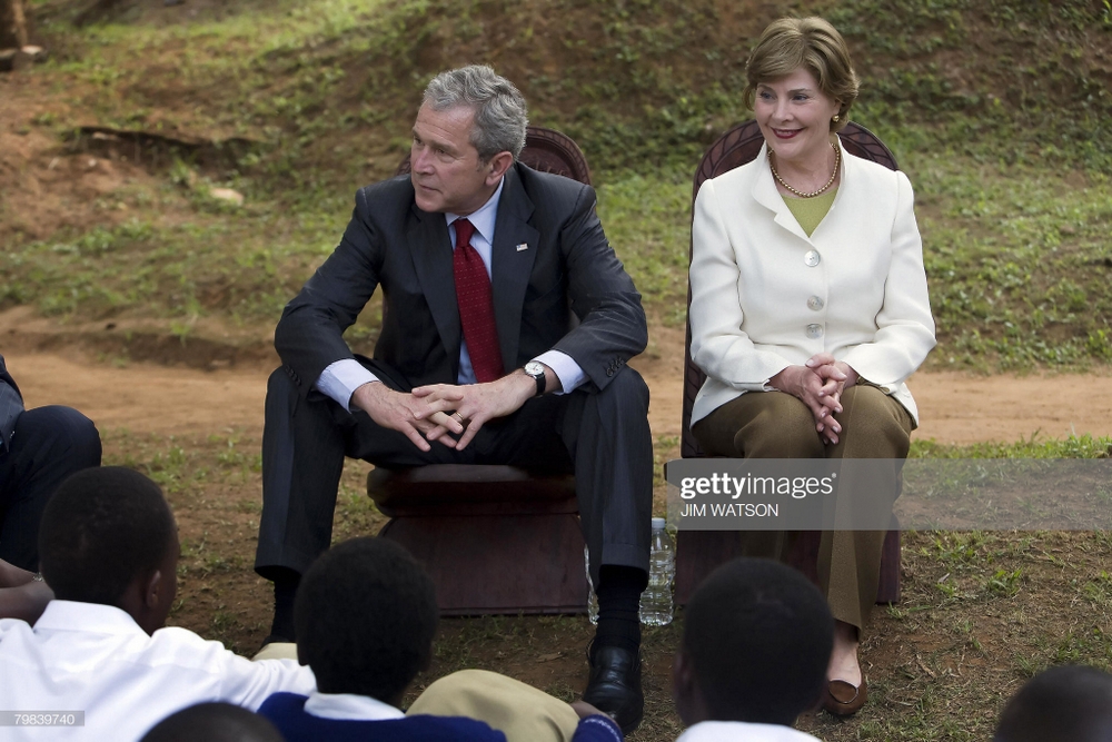 Bush na Laura bateze amatwi abanyeshuri bo muri Lycée de Kigali