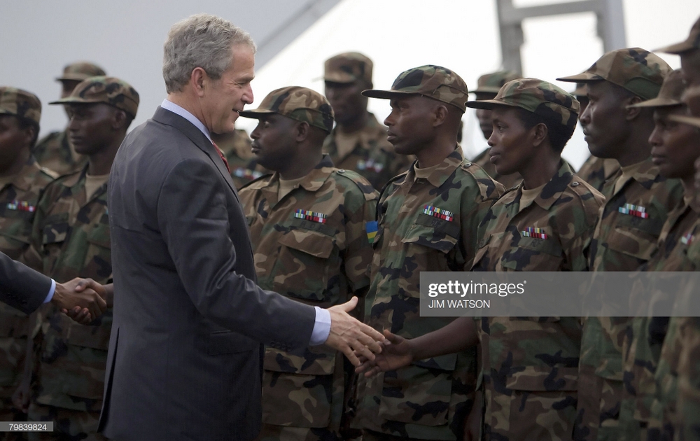 Ageze ku kibuga cy'indege atashye, Bush yashimye ingabo z'u Rwanda zagiye mu butumwa bw'amahoro muri Darfur
