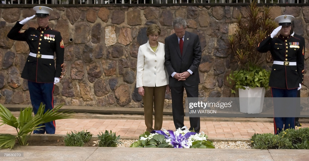 Bush na Laura bunamiye inzirakarengane za Jenoside yakorewe Abatutsi
