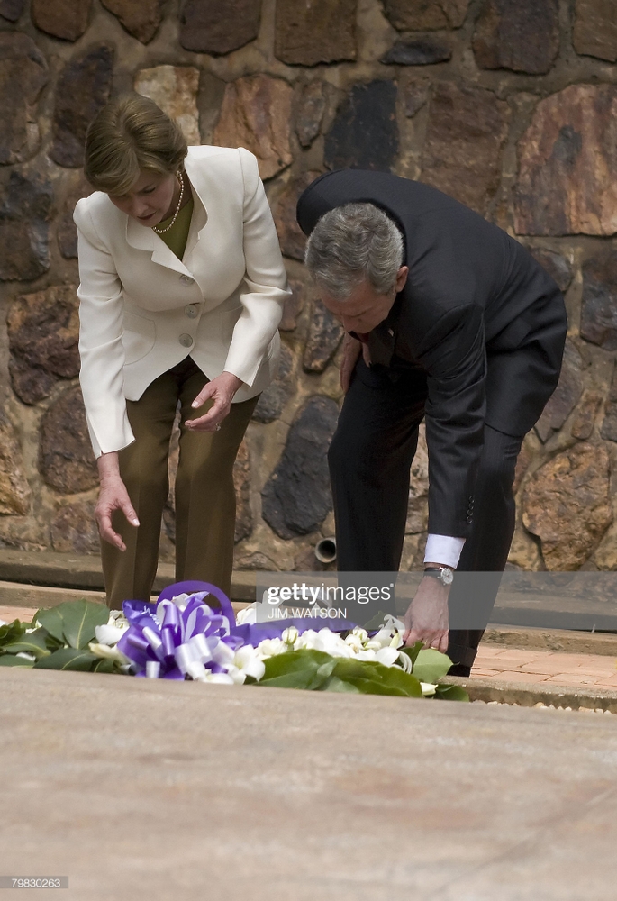 Bush n'umufasha we bashyira indabo ku mva zishyinguyemo inzirakarengane za Jenoside yakorewe Abatutsi