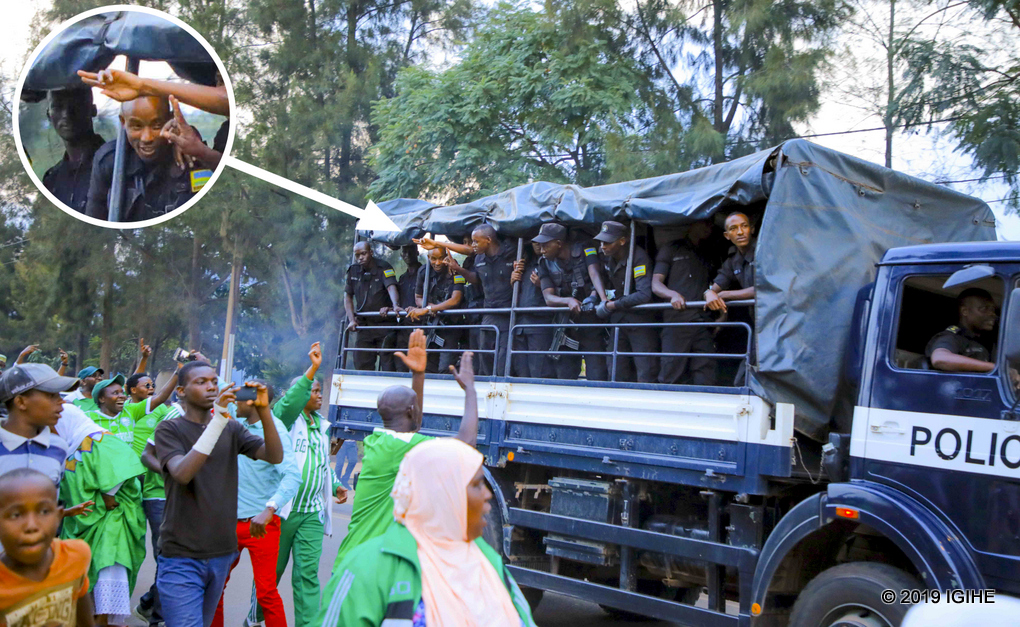 Bamwe mu bapolisi beretse abafana ba Kiyovu Sports ko bifatanyije nabo muri aka karasisi