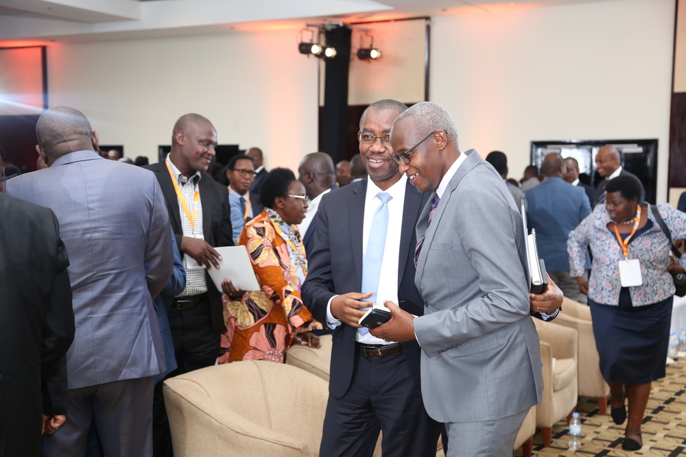Umuyobozi wa PSF, Ruzibiza Stephen aganira n'Umuyobozi Mukuru wa RRA, Bizimana Ruganintwali Pascal nyuma y'ibiganiro