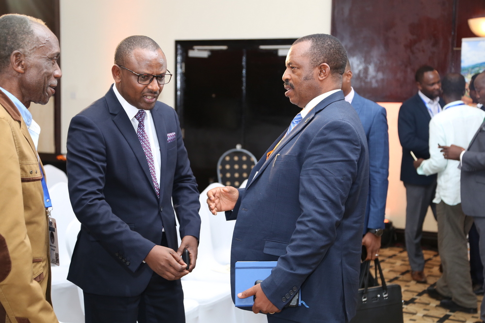 Umunyemari Sina Gerard aganira n'abandi bikorera nyuma y'ibiganiro