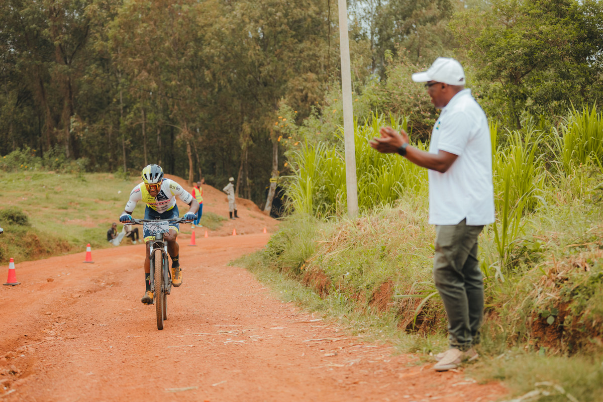 Visi Perezida wa Mbere wa FERWACY, Bigango Valentin, ari mu barebye isiganwa ry'umunsi wa mbere wa Rwandan Epic 2025. Aha yateraga imbaraga Umunyarwanda Nshutiraguma Kevin uri gukinana na Niyonkuru Elyse