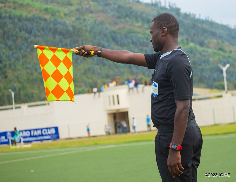 Umusifuzi wa mbere wo ku ruhande Mugabo Eric ubwo yazamuraga igitambaro yerekana ko igitego Rutsiro FC yari imaze gutsinda hari habayemo kurarira
