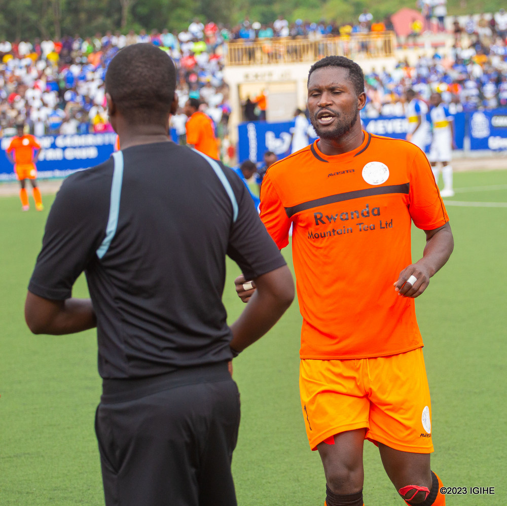 Bose begereye umusifuzi Mugabo Eric