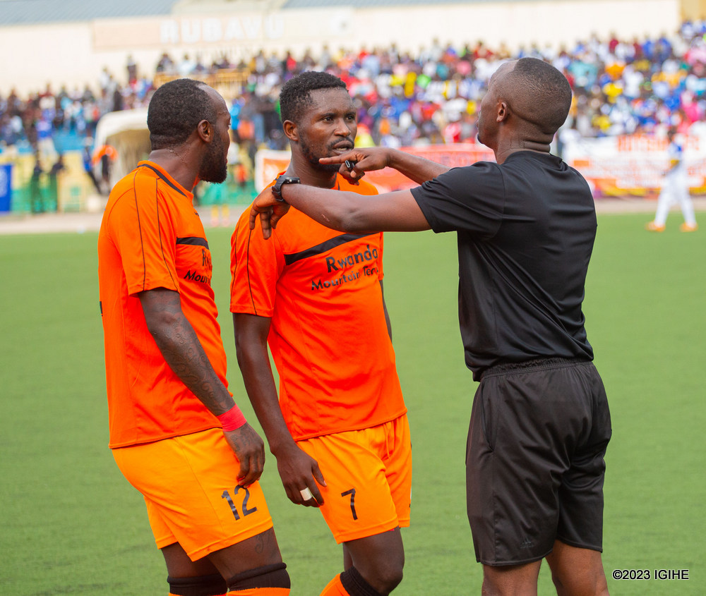 Umusifuzi wo hagati Ngabonziza Jean Paul yabasabye kwigirayo ntibakomeze gusagarira umusifuzi