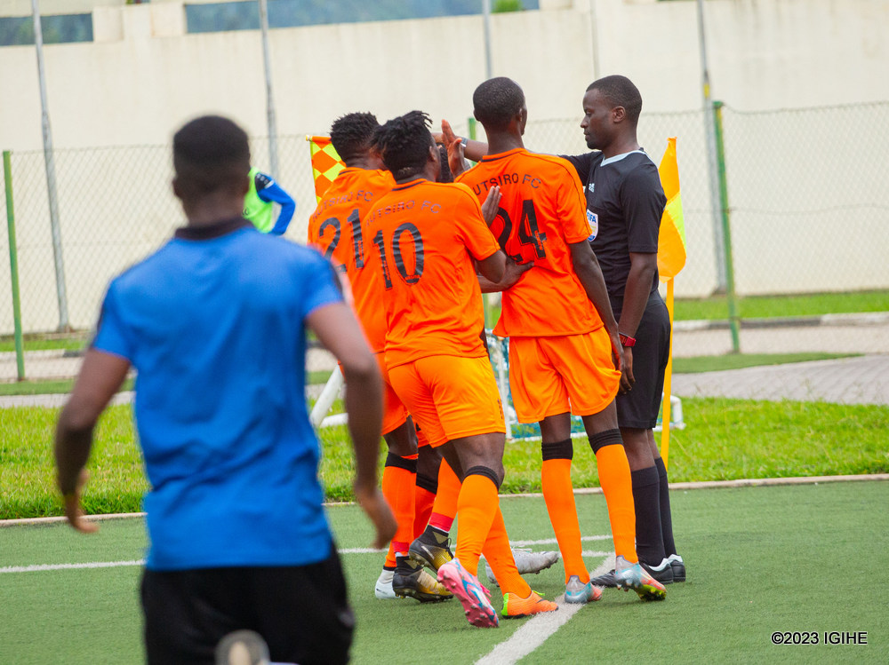Abakinnyi ba Rutsiro FC baje ari itsinda buzura ku musifuzi